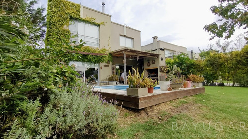 Venta / Casa En Barrio Barrancas De Santa María / Tigre