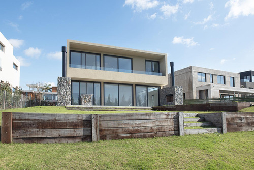 Casa A La Laguna En  Barrio Virazón Nordelta