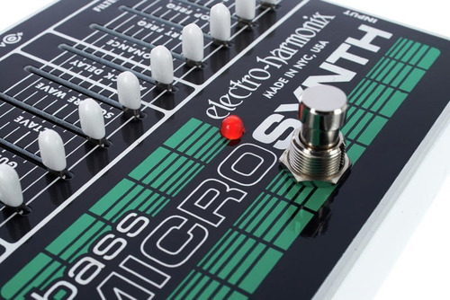 Pedal de efecto Electro-Harmonix Bass Micro Synth blanco