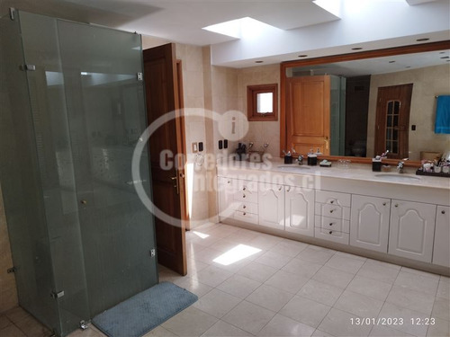 Casa En Venta De 6 Dorm. En La Reina