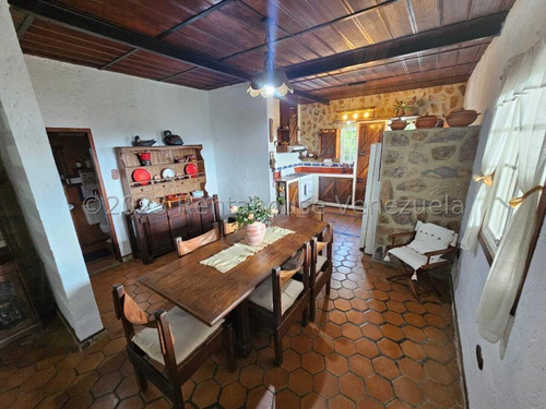 Bella Casa Tipo Chalet Holandés En Venta San Antonio De Los Altos 24-9993 Edf