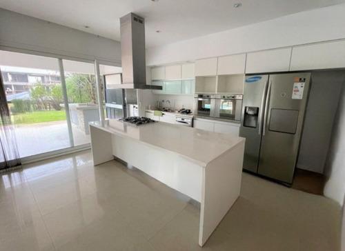 Casa Al Rio En Venta En El Yacht, Nordelta, Tigre