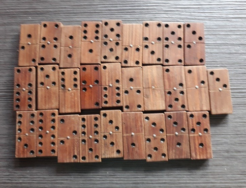 Juego De Dominó En Madera