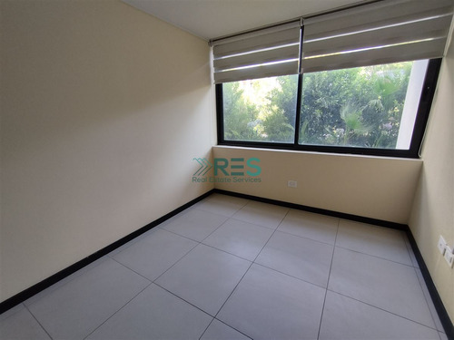 Primer Piso, Patio, 2 Dormitorios, 2 Estacionamientos