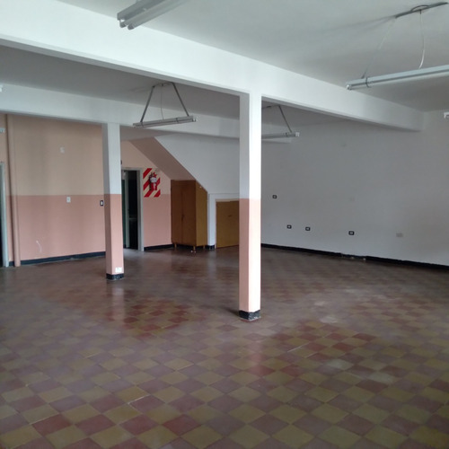 Imagen 6 de 18 de Local Amplio Con Oficina Con Baño Y Dos Vestuarios Con Baños Fondo Libre Con Parrilla.