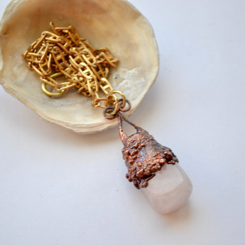 Imagen 3 de 8 de Colgante De Cuarzo Rosa Con Cobre Y Cadena De Bronce, Cod1
