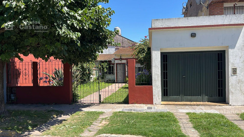 Chalet En 1 Planta, 2 Amb. + Ph 2 Amb. Con Patio, Parrilla, Garaje Y Jardín