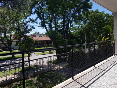 Imagen 2 de 14 de Al Frente, Muy Soleado