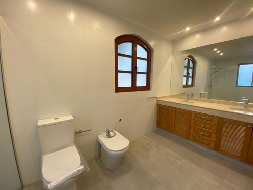 Estupenda Y Amplia Propiedad Recién Remodelada A Estrenar.