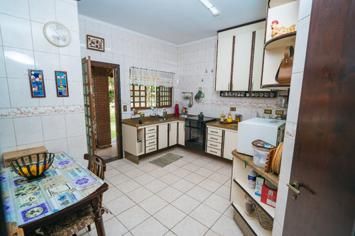 Vendo Belíssima E Encantadora Chácara!!! Com Duas Casas, Com Dois Salões De Festa E Muito Mais, Confira A Descrição Abaixo.