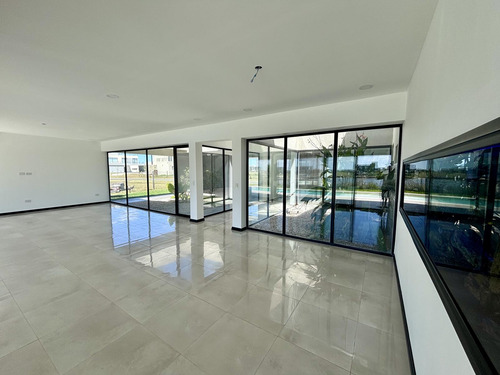 Venta Casa San Sebastián Área 7 - 6 Ambientes A La Laguna