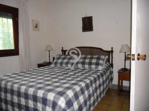 Casa Ubicada En Playa Mansa 6 Dormitorios- Ref: 4084