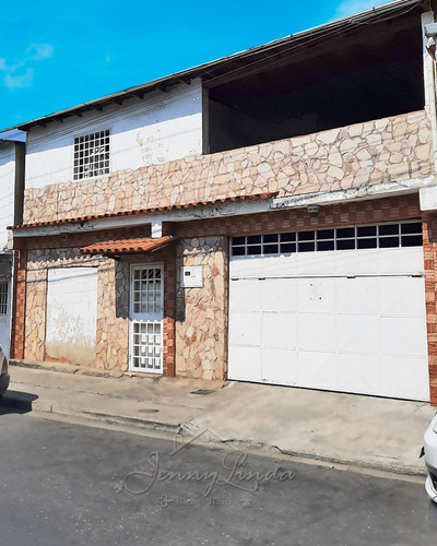 En Venta Casa En Turmero A Media Cuadra De La Plaza Villa Castin, Aragua