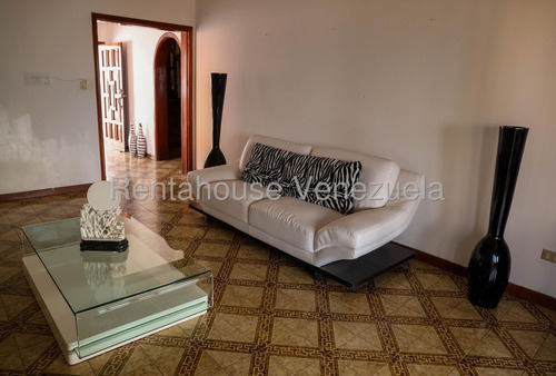 En Venta. Elegante Y Confortable Casa De Dos Niveles, Los Naranjos Del Cafetal