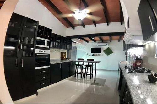 Imagen 6 de 14 de Vendo Casa Con Piscina En Laurelty, Luque: 3 Habitaciones
