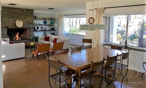 Imagen 2 de 16 de Moderna Casa A Pasos De Playa Mansa