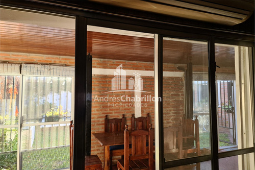Hermosa Casa Semicéntrica De Tres Dormitorios Con Pileta