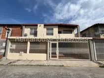 Comprar Casa En Venta Cabudare Gisselle Lobo Vende Hermosa Casa En Cabudare Cuenta Con 2 Niveles 5 Habitaciones Excelente Ubicación Cuenta Con Pisos De Porcelanato Tiene 5 Habitaciones Y 3 Baños 2 5 1 2 5 1 5