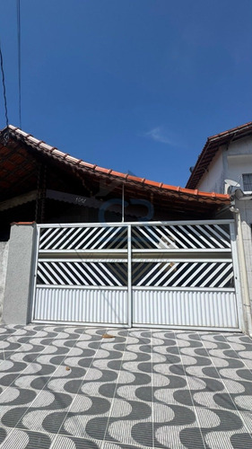 Venha Visitar Essa Linda Casa Geminada Com Dois Quartos, Sendo Um Suíte E Um Banheiro Social , 02 Vagas Garagem , Área De Serviço , Espeço Gourmet , Muito Bem Localizado Em Bairro Residencial !