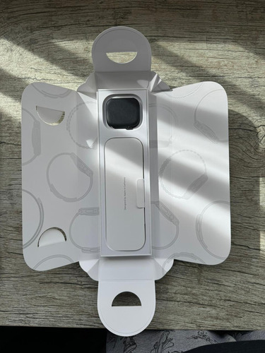 Apple Watch Series 10 - 46mm | Alumínio | Gps | Esportivo Branco Mesh Preto (Usado)