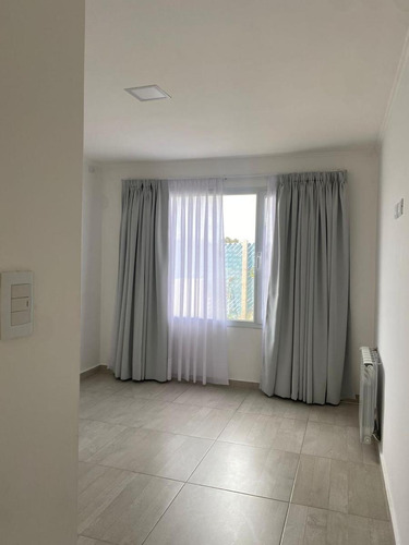Venta De Casa En General Roca, B° Vista Barda 2 Habitaciones
