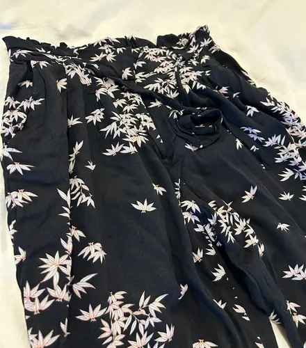 Pantalon negro floreado deals