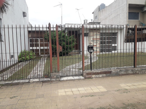 Casa Americana De Tres Ambientes Con Galpon En Venta En Moron