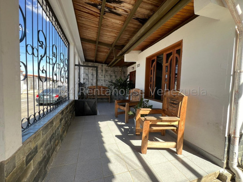 Raiza Suárez Vende Hermosa Casa Ubicada En La Parroquia El Cuji 2 4 1 9 8 7 5 Posee 4 Haitaciones, 2 Baños, 2 Puestos De Estacionamiento, Tanque Subterráneo De 2 Mil Litros, Seguridad Las 24 Hor