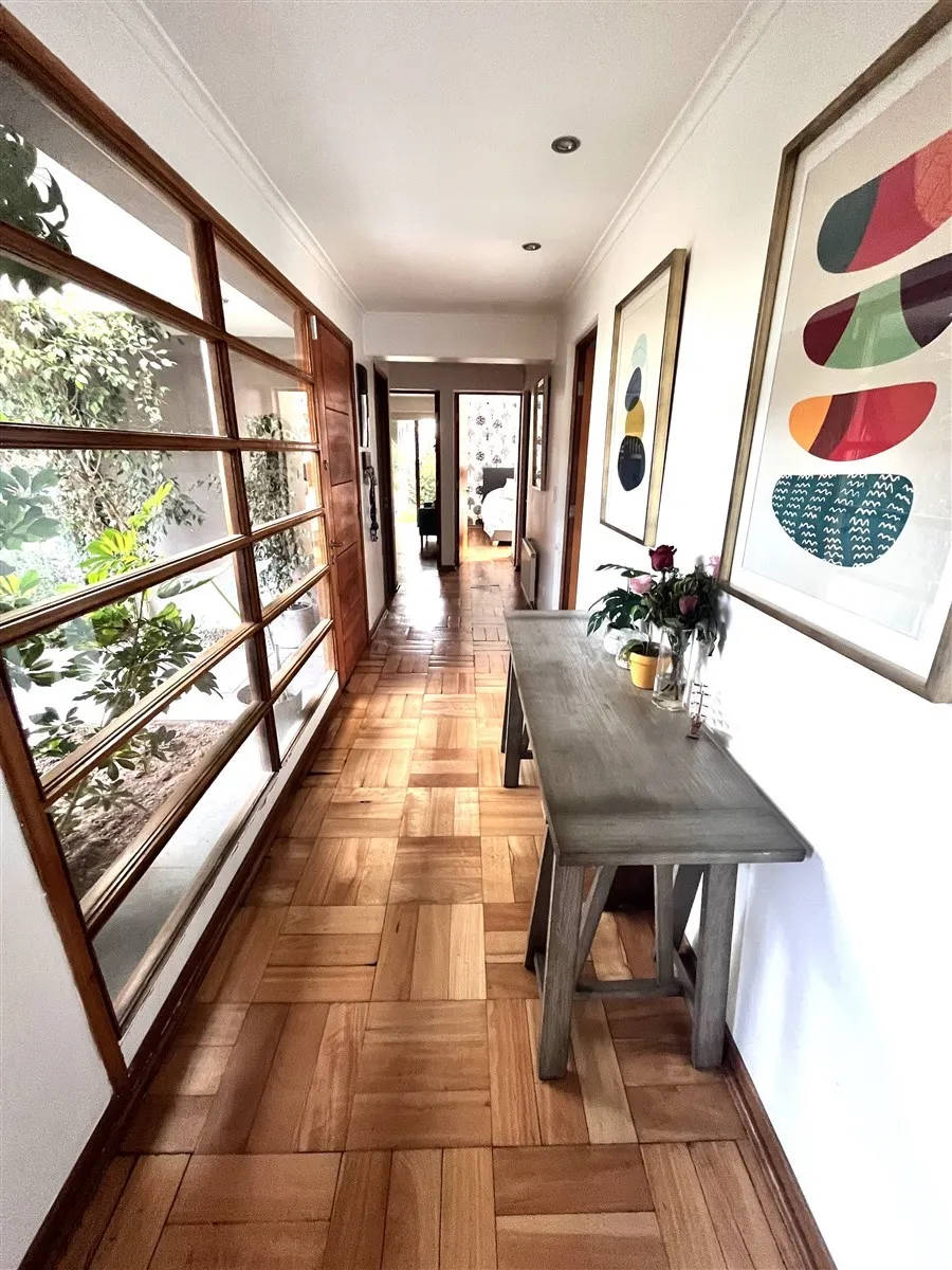 Imagen 4 de 28 de Espectacular Casa Remodelada En Las Condes 3d/3b Y 4 Estac.