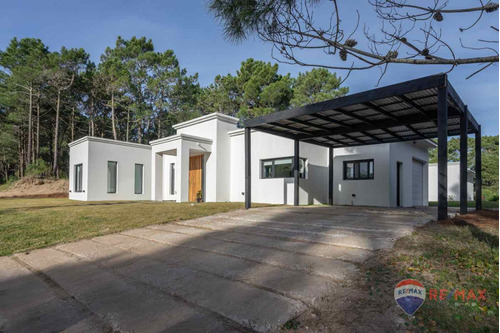 Hermosa Casa En Venta Con Fondo Al Golf, Pinamar