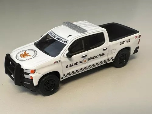 Greenlight 1:64 2021 Chevrolet Cheyenne Z71 Guardia Nacional Color Blanco