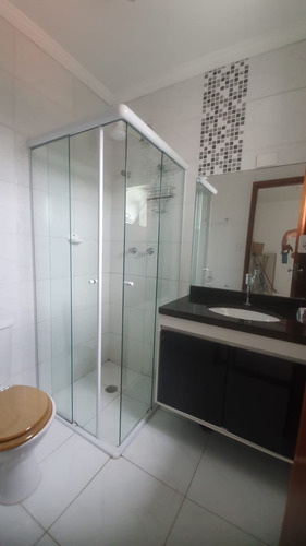 Casa Com Três Quartos Em Condominio