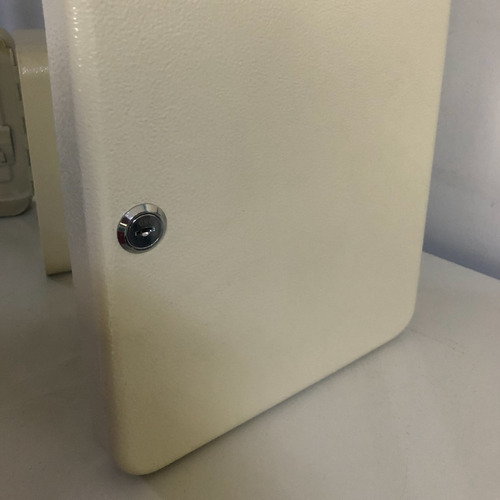 Imagen 2 de 3 de Caja Metalica Con Cerradura Para 45 Llaves. 30 X 24 X 8cms.