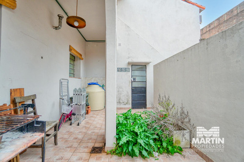 Casa En Venta En Olivos 4 Ambientes, 2 Dormitorios Con Vestidor, Patio Propio. A 2 Cuadras De Av.