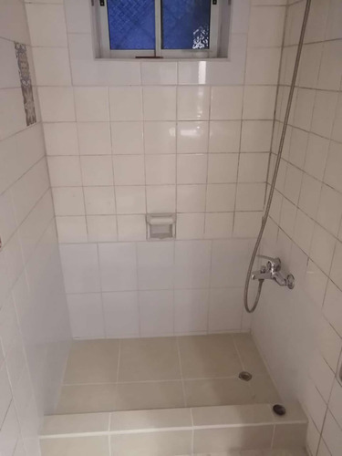 Casa 4 Dormitorios Y 2 Baños. Estacionamiento Para 3 Autos.