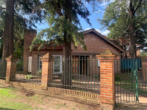 Casa En  Venta En  Gral. Rodriguez, Con Quincho O De Departamento De 2 Ambientes, Ideal 2 Familias.