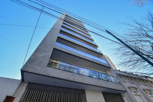 Semipiso De Dos Dormitorios, Balcon Y Cochera.