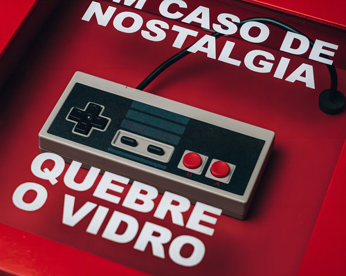 Quadro Caixa Em Caso De Nostalgia Quebre Vidro 8 Bits Cor Padrão