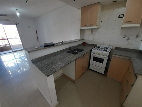 Imagen 9 de 13 de Excelente Ubicación Departamento 2amb.con Balcón Y Cochera!!