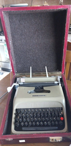 Maquina De Escribir Olivetti Studio 44