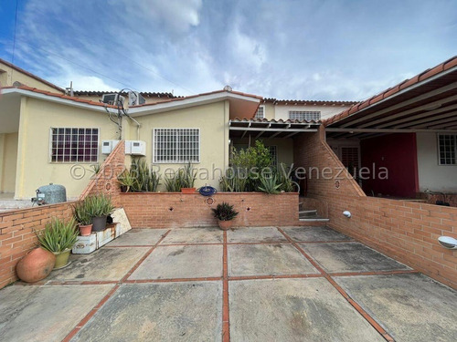 Casas En Venta En Cabudare Zona Prados Del Golf C O D  2 - 4 - 1 - 1 - 1 - 4 - 4  Mp