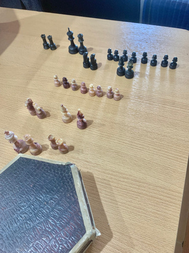 Juego De Ajedrez Antiguo 32 Piezas Sin Tablero (Usado)