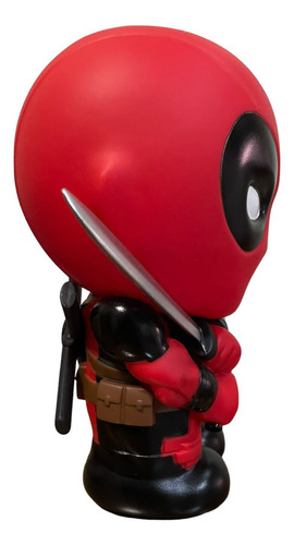 Alcancía Monogram Deadpool Con Espadas De Plástico Color Rojo