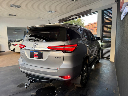 Toyota Hilux SW4 SRX 2.8 turbodiesel 7L 4x4 (Aut)