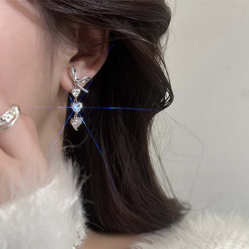 Pendientes Cortos Con Borlas G Fashionable Y Lazo En Forma D