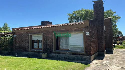 Casa Cuatro Dormitorios Y Dos Baños Al Sur