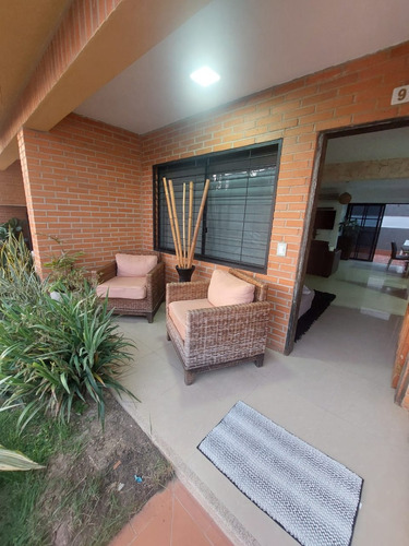 (gl08) Venta De Town House,   Res.las Trinitarias,  Mañongo