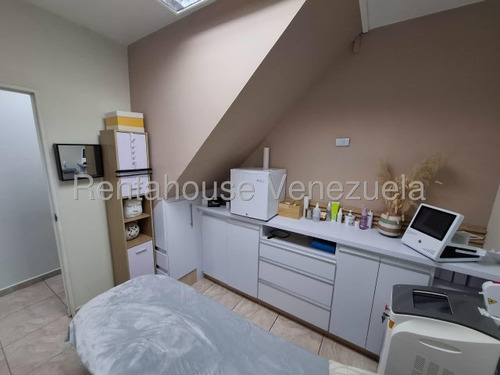 En Alquiler Local Comercial Inm De 50 M2 Completamente Operativo, En Funcion De Un Centro Medico Estetico, Cuenta Con Area De Recepcion, 2 Consultorios, Baño, Ducha, Estacionamientos, Las Chimeas
