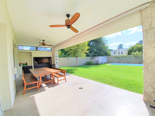 Casa En Venta En San Isidro, Barrio Santa Rita