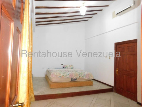 Fredxia Castillo Vende Amplia Casa, Amoblada Y Con Piscina En La Avenida Los Abogados De Barquisimeto # 25-11394